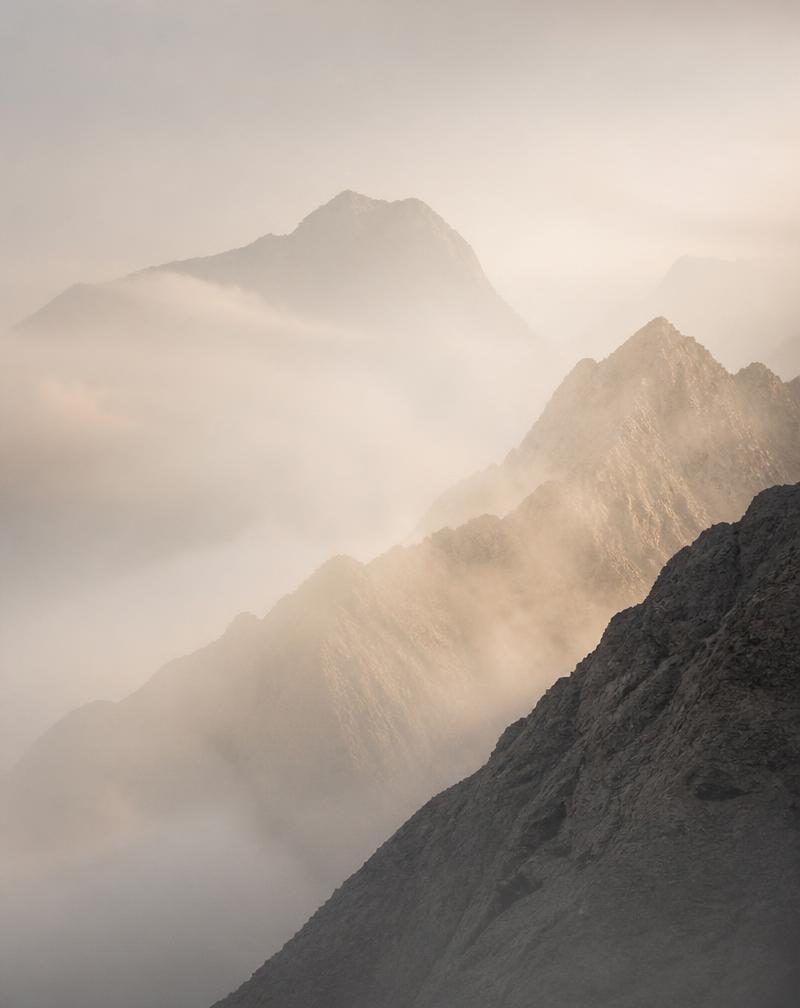 Paysage montagneux brumeux dans des tons beiges doux